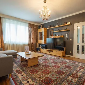With A Balcony - 15 Min To City Center Apartment